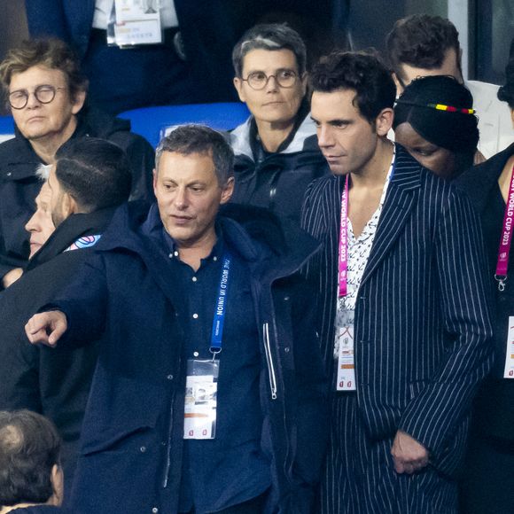 Mika et Marc Olivier Fogiel - Personnalités à la finale de la coupe du monde de rugby Afrique du Sud / Nouvelle Zélande (12 - 11) au stade de France à Saint-Denis le 28 octobre 2023. AGENCE / BESTIMAGE