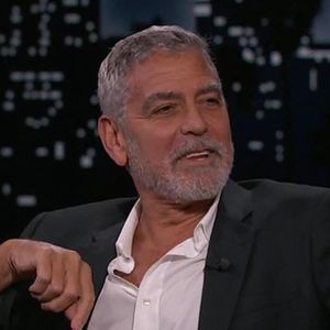 Rande Gerber s’est notamment fait connaître dans les affaires en cofondant la marque de tequila Casamigos avec son ami George Clooney.
Jimmy Kimmel célèbre le 20ème anniversaire de son émission avec George Clooney, Snoop Dogg et Coldplay, qui étaient tous invités à sa toute première émission en 2003.
Backgrid UK/ Bestimage