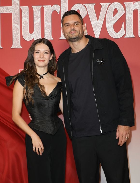 Si cette soirée a donc été marquée par son départ, elle l’a aussi été par un moment suspendu. En effet, la jeune femme a pu revivre un instant qu’elle avait partagé avec Florent Manaudou l’année précédente.

Florent Manaudou et Elsa Bois - Avant-première du film "Hurlevent" au Grand Rex à Paris le 2 février 2026. © Coadic Guirec/Bestimage
