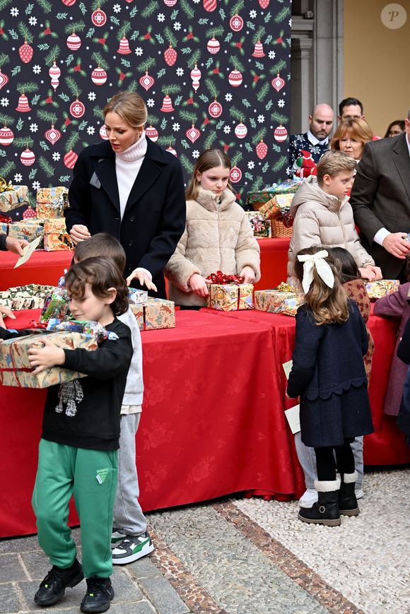 Chaque enfant a reçu un cadeau de Noël avant l'heure.

Le prince Albert II de Monaco, la princesse Charlene et leurs enfants la princesse Gabriella et le prince héréditaire Jacques ont accueilli les enfants monégasque pour le traditionnel arbre de Noël du Palais à Monaco, le 17 décembre 2025. © Bruno Bebert/Bestimage