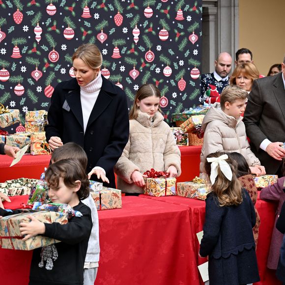 Chaque enfant a reçu un cadeau de Noël avant l'heure.

Le prince Albert II de Monaco, la princesse Charlene et leurs enfants la princesse Gabriella et le prince héréditaire Jacques ont accueilli les enfants monégasque pour le traditionnel arbre de Noël du Palais à Monaco, le 17 décembre 2025. © Bruno Bebert/Bestimage