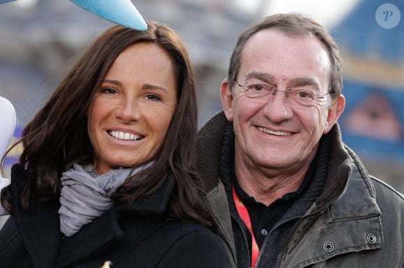 Amenée à parler du physique sculptural de sa maman, qui maintient toujours une incroyable ligne à 58 ans, Lou Pernaut a confié : "Elle n’a jamais fait de chirurgie". 

File photo Jean-Pierre Pernaut et Nathalie Marquay célèbrent le 20e anniversaire de Disneyland Paris, à Marne-La-Vallée, près de Paris, France, le 23 mars 2013. Photo by ABACAPRESS.COM