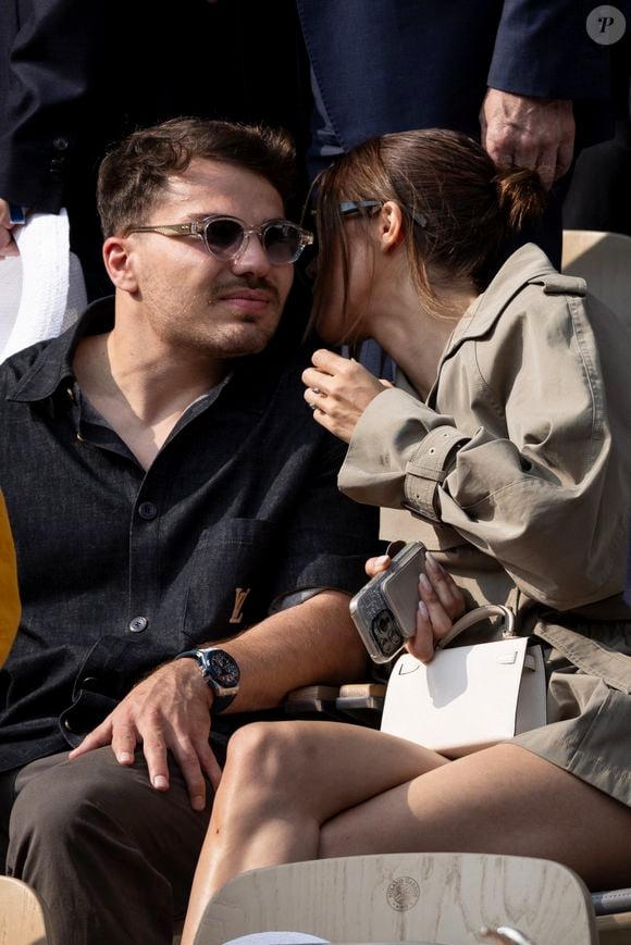 Antoine Dupont et Iris Mittenaere en tribunes lors de la finale messieurs des Internationaux de France de Tennis de Roland Garros 2025 (jour 15), à Paris, France, le 8 juin 2025. © Cyril Moreau/Bestimage