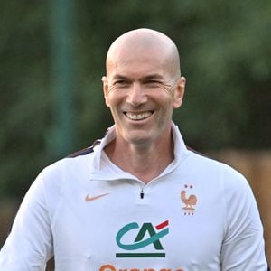 Résident à Madrid depuis de nombreuses années, Zinédine Zidane trouve aussi refuge dans un coin paisible de France.

Zinedine Zidane - Entraînement de l'équipe de France en préparation de la Ligue des nations de l'UEFA au Centre national de Clairefontaine. © Christian Liewig/Bestimage