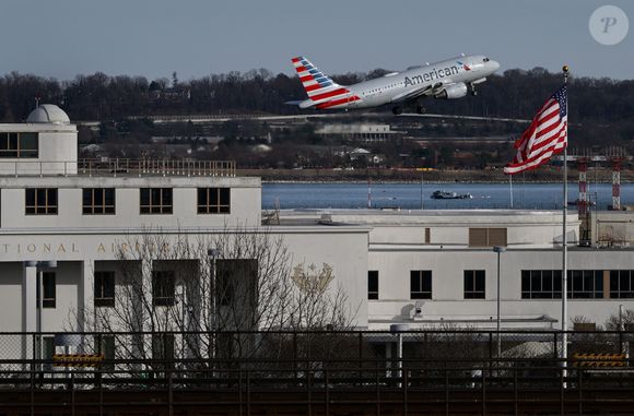 Un avion décolle au-dessus du site de collision d'un avion d'American Airlines et d'un hélicoptère Black Hawk de l'armée qui sont entrés en collision et se sont écrasés dans la rivière Potomac près de l'aéroport national Reagan à Arlington VA le 30 janvier 2025. Les 67 passagers et membres d'équipage sont morts. (Credit Image: © Carol Guzy/ZUMA Press Wire)