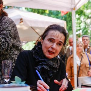 Amélie Nothomb dédicace ses livres à la Fira de Llibres de Sant Jordi à Barcelone, en Catalogne (Espagne), le 23 avril 2026. Photo de Kike Rincon/Europa Press/ABACAPRESS.COM