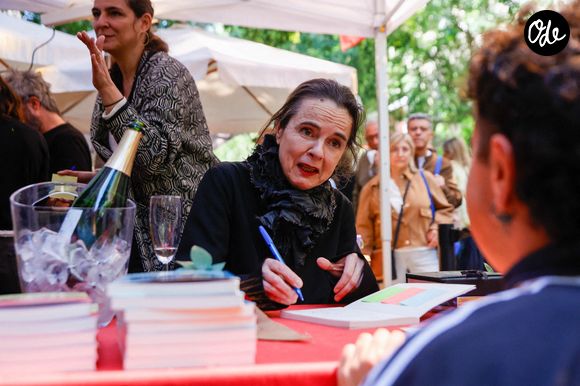 Amélie Nothomb dédicace ses livres à la Fira de Llibres de Sant Jordi à Barcelone, en Catalogne (Espagne), le 23 avril 2026. Photo de Kike Rincon/Europa Press/ABACAPRESS.COM