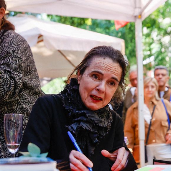 Amélie Nothomb dédicace ses livres à la Fira de Llibres de Sant Jordi à Barcelone, en Catalogne (Espagne), le 23 avril 2026. Photo de Kike Rincon/Europa Press/ABACAPRESS.COM
