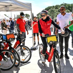 Elle a ainsi pu donner les bons gestes à suivre aux enfants lorsqu'ils sont à vélo. 

Le prince Albert II de Monaco et la princesse Charlene ont participé à la Road Safety Day, une journée de sensibilisation et de sport pour toute la famille dédié à la sécurité routière à vélo et à l'initiation des jeunes au sport, à Monaco organisée par la Fondation Princesse Charlene, le 23 mars 2025.  © Bruno Bebert/Bestimage