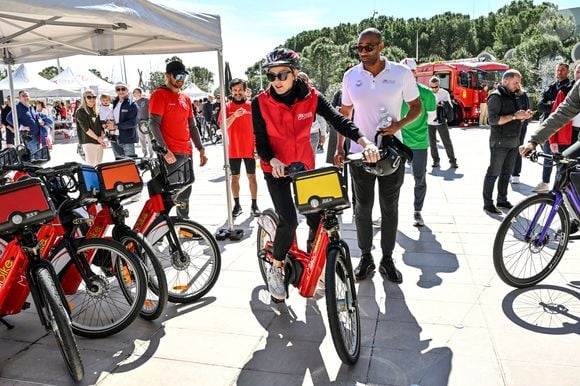 Elle a ainsi pu donner les bons gestes à suivre aux enfants lorsqu'ils sont à vélo. 

Le prince Albert II de Monaco et la princesse Charlene ont participé à la Road Safety Day, une journée de sensibilisation et de sport pour toute la famille dédié à la sécurité routière à vélo et à l'initiation des jeunes au sport, à Monaco organisée par la Fondation Princesse Charlene, le 23 mars 2025.  © Bruno Bebert/Bestimage