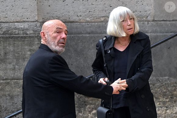 Philippe Corti et Marie France Brière, assistant aux funérailles de Thierry Ardisson à l'église Saint Roch à Paris, France, le 17 juillet 2025. Thierry Ardisson, journaliste, animateur et producteur de télévision français connu sous le nom de "Man in Black", est décédé à l'âge de 76 ans des suites d'un cancer le 14 juillet. Photo par Franck Castel/ABACAPRESS.COM