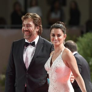 On n'oublie pas leur tapis rouge en 2017 notamment

Javier Bardem et sa femme Penelope Cruz à la première de "Loving Pablo" au 74ème Festival International du Film de Venise (Mostra), le 6 septembre 2017
©BS / Bestimage