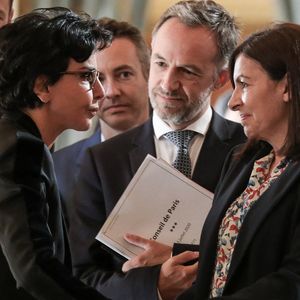 La maire de Paris, Anne Hidalgo accompagné de Emmanuel Grégoire est accueillie par Rachida Dati membre du parti Les Republicains (LR) et ancienne candidate aux élections municipales de Paris 2020, à son arrivée à la mairie de Paris pour la réunion du conseil de Paris qui l'élira officiellement après sa victoire aux élections municipales de Paris 2020 le week-end dernier. Le 3 juillet 2020, à Paris, France. © Stéphane Lemouton/Bestimage