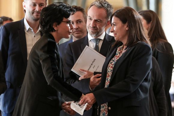 La maire de Paris, Anne Hidalgo accompagné de Emmanuel Grégoire est accueillie par Rachida Dati membre du parti Les Republicains (LR) et ancienne candidate aux élections municipales de Paris 2020, à son arrivée à la mairie de Paris pour la réunion du conseil de Paris qui l'élira officiellement après sa victoire aux élections municipales de Paris 2020 le week-end dernier. Le 3 juillet 2020, à Paris, France. © Stéphane Lemouton/Bestimage