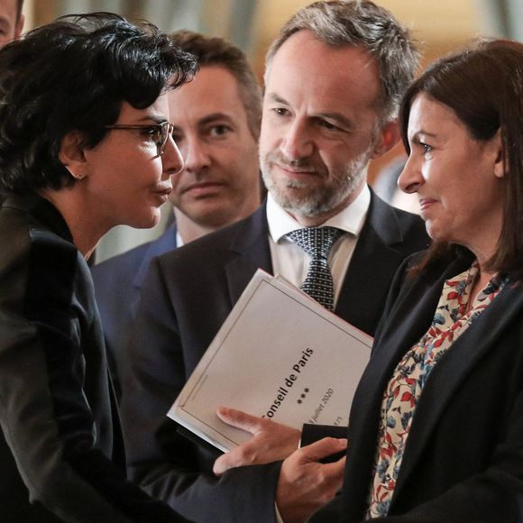 La maire de Paris, Anne Hidalgo accompagné de Emmanuel Grégoire est accueillie par Rachida Dati membre du parti Les Republicains (LR) et ancienne candidate aux élections municipales de Paris 2020, à son arrivée à la mairie de Paris pour la réunion du conseil de Paris qui l'élira officiellement après sa victoire aux élections municipales de Paris 2020 le week-end dernier. Le 3 juillet 2020, à Paris, France. © Stéphane Lemouton/Bestimage