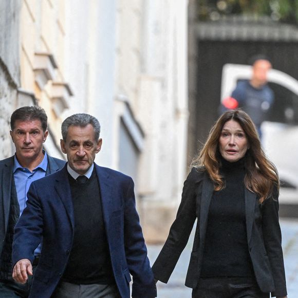 Une cinquantaine de sympathisants étaient présents devant la prison pour lui témoigner leur soutien, tandis que des syndicats pénitentiaires dénonçaient "une incarcération médiatique". 

Nicolas Sarkozy, accompagné de sa femme Carla Bruni, sort de son domicile pour être incarcéré à la prison de La Santé à Paris, France, le 21 octobre 2025., où il purgera une peine de cinq ans de prison après avoir été reconnu coupable d'association de malfaiteurs en lien avec un projet de financement de la campagne électorale de 2007 de l'ancien dictateur libyen Mouammar Kadhafi. Nicolas Sarkozy, qui a connu de nombreux ennuis judiciaires depuis sa défaite à la réélection en 2012, sera incarcéré le 21 octobre 2025 pour un projet visant à obtenir des fonds libyens pour sa campagne présidentielle victorieuse de 2007, devenant ainsi le premier ancien dirigeant d'un pays de l'Union européenne à purger une peine de prison. L'ancien dirigeant d'extrême droite français a fait appel du verdict et dénoncé une "injustice". © Bestimage