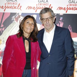 Dans une vidéo publiée sur Instagram, l'animateur raconte avoir repris le même col que quelques jours auparavant afin d'illustrer son précédent message sur l'importance de surveiller sa fréquence cardiaque.

Michel Cymes et sa femme Nathalie - Photocall de la soirée de gala "Enfance Majuscule" au profit de l'enfance maltraitée à la Salle Gaveau à Paris le 10 décembre 2025. © Marc Ausset-Lacroix/Bestimage