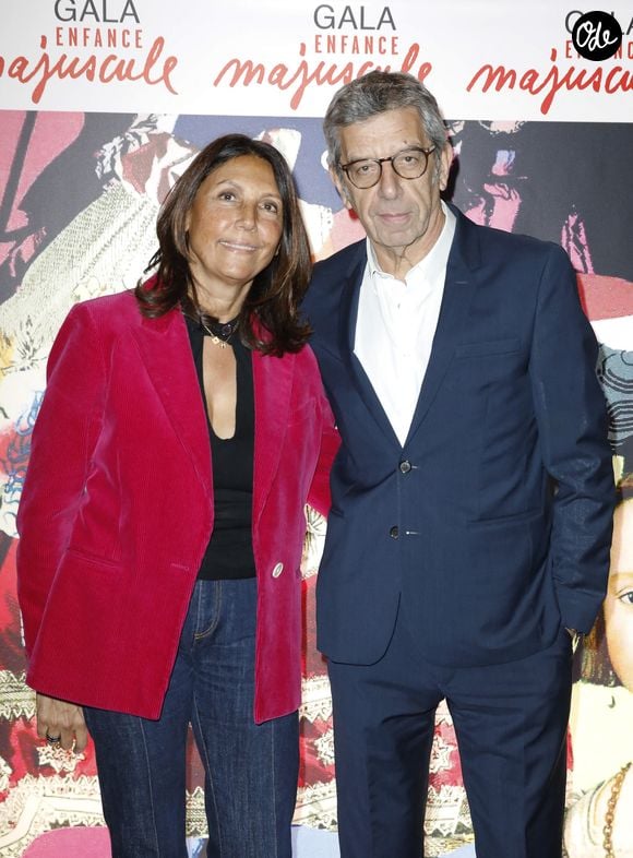 Dans une vidéo publiée sur Instagram, l'animateur raconte avoir repris le même col que quelques jours auparavant afin d'illustrer son précédent message sur l'importance de surveiller sa fréquence cardiaque.

Michel Cymes et sa femme Nathalie - Photocall de la soirée de gala "Enfance Majuscule" au profit de l'enfance maltraitée à la Salle Gaveau à Paris le 10 décembre 2025. © Marc Ausset-Lacroix/Bestimage