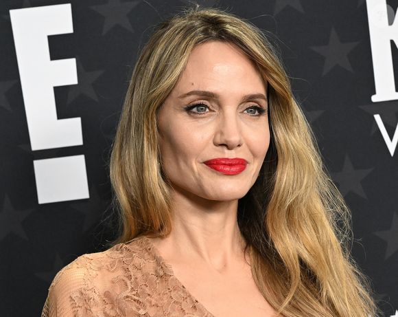 Angelina Jolie au photocall de la 30ème édition des Critics Choice Awards au Barker Hangar à Santa Monica le 7 février 2025. © Broadimage / Bestimage