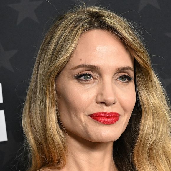 Angelina Jolie au photocall de la 30ème édition des Critics Choice Awards au Barker Hangar à Santa Monica le 7 février 2025. © Broadimage / Bestimage