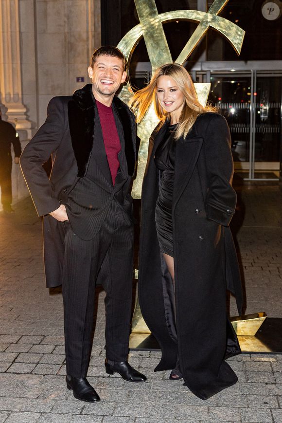 Niels Schneider et sa compagne Virginie Efira - Défilé Saint Laurent Homme Automne-Hiver 2023-2024 lors de la Fashion Week à Paris le 17 janvier 2022. © Olivier Borde/Bestimage
