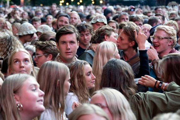 Le jeune homme est en couple avec une femme qu'il préserve de la médiatisation.

Christian de Danemark avec sa supposée petite amie lors d'un festival cet été à Skanderborg le 6 juillet 2025. Photo by Ritzau Scanpix / Bestimage