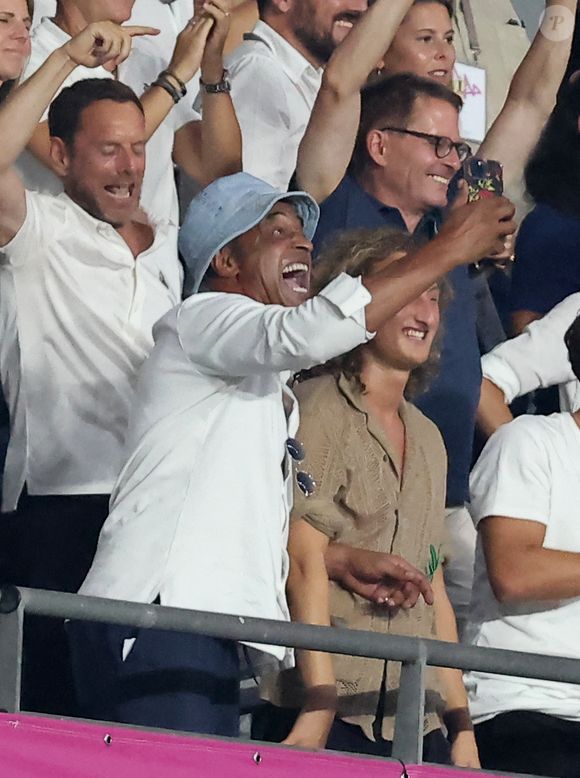 Yannick Noah et son fils Joalukas - People dans les tribunes lord du match d'ouverture de la Coupe du Monde de Rugby France 2023 avant le match de la Poule A entre la France et la Nouvelle-Zélande au Stade de France à Saint-Denis le 8 septembre 2023.  © Dominique Jacovides/Bestimage