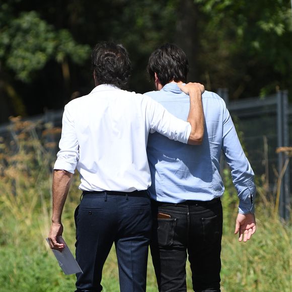 Anthony Delon et son demi-frère Alain-Fabien découvrent les hommages devant les grilles de la propriété de Douchy, quelques heures avant les obsèques de leur père, A.Delon, le 24 août 2024. Décédé le 18 août 2024, l'acteur a rendu son dernier souffle, entouré des siens dans sa propriété de Douchy, où il sera inhumé, le 24 août 2024 vers 17 heures dans une chapelle, construite il y a une vingtaine d'années.