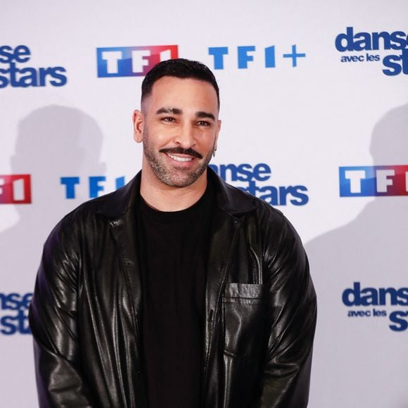 Adil Rami, champion du monde en 2018, sera également de la partie 

Adil Rami - Photocall de lancement de la saison 2025 de "Danse avec les stars" au siège de  TF1 à Boulogne-Billancourt, France, le 16 janvier 2025. © Christophe Clovis / Bestimage