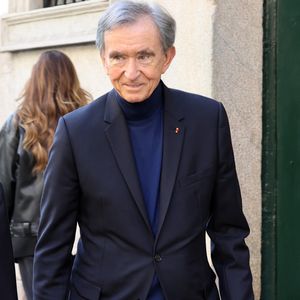 Milan (Italie) : le milliardaire Bernard Arnault profite d'une promenade dans les rues de Milan avec son fils Frédéric Arnault.