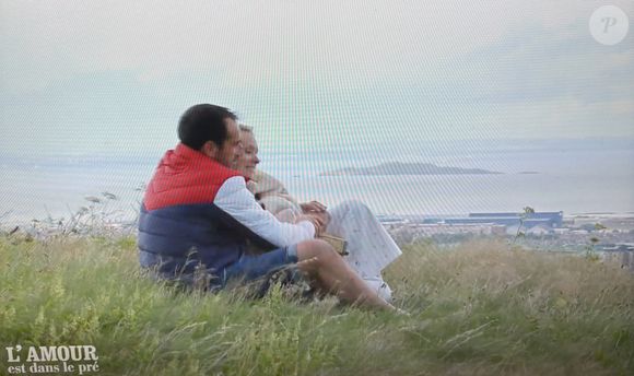 Julien fait le bilan de son aventure avec Louise dans L'amour est dans le pré