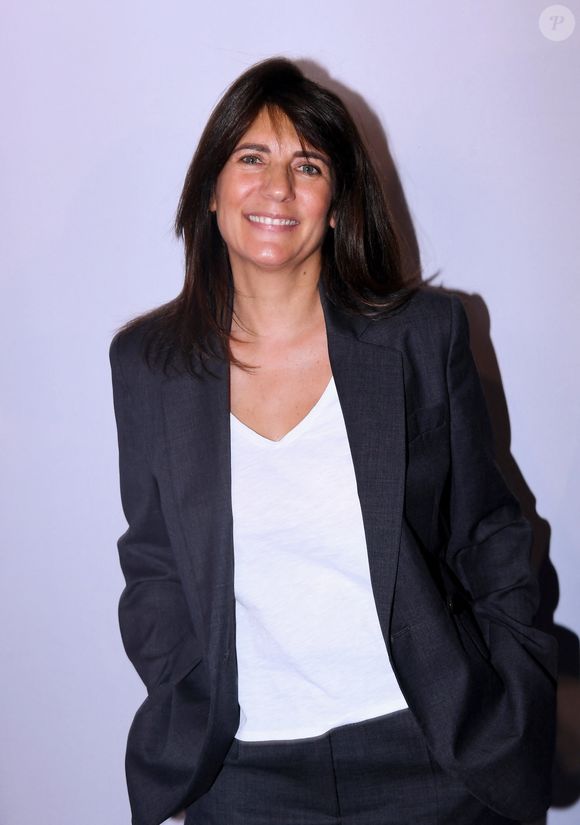 Les internautes ont immédiatement pu constater que le jeune homme a bien grandi, puisqu'il dépasse désormais sa mère d’une bonne tête. 

Exclusif - Estelle Denis lors de l'inauguration d'une boutique Celio Women au forum des Halles à Paris le 16 mars 2026.

© Rachid Bellak / Bestimage
|Exclusif - Inauguration de la boutique Célio au forum des Halles à Paris