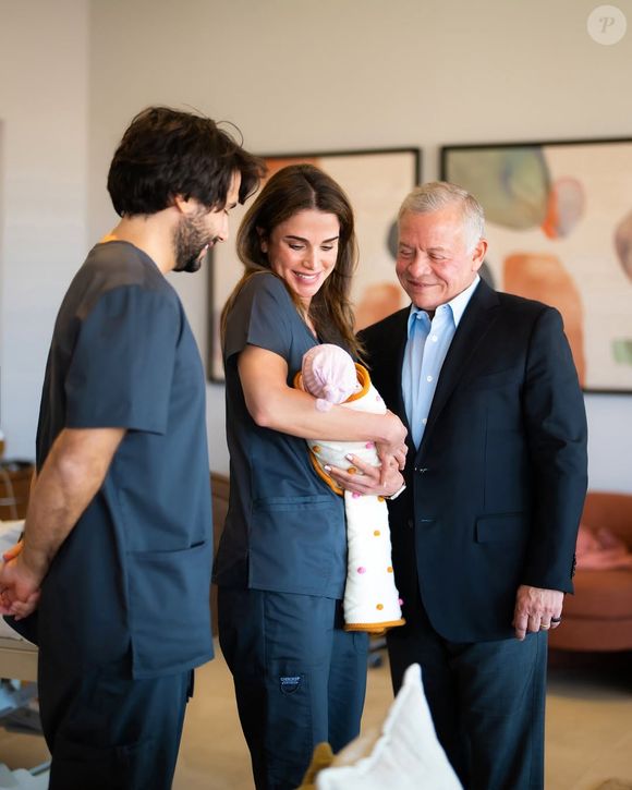 Un look très élégant pour celle qui est récemment devenue grand-mère (ndlr : Imam et son époux, Jameel Alexander Thermiotis, ont accueilli une petite fille, prénommée Amina. Rania était déjà grand-mère d'une petite fille prénommée Imam, née du prince héritier Hussein et son épouse Rajwa Al-Saif).

Instagram @queenrania