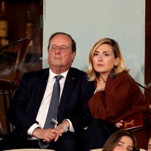 François Hollande et sa femme Julie Gayet assistent au match opposant C. Alcaraz à S. Tsitsipas lors des Internationaux de France de tennis de Roland Garros 2024 à Paris le 4 juin 2024. © Jacovides-Moreau/Bestimage