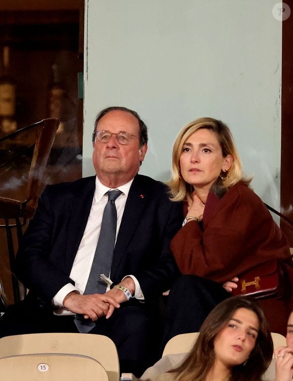 François Hollande et sa femme Julie Gayet assistent au match opposant C. Alcaraz à S. Tsitsipas lors des Internationaux de France de tennis de Roland Garros 2024 à Paris le 4 juin 2024. © Jacovides-Moreau/Bestimage