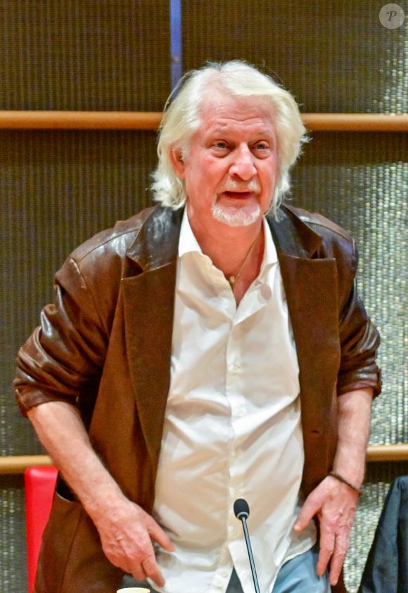 Aucune explication n’a été donnée concernant cette annulation.

Le présentateur de télévision Patrick Sébastien assiste à une audition devant la commission d'enquête parlementaire sur la neutralité, le fonctionnement et le financement de la radiodiffusion publique à l'Assemblée nationale à Paris, France, le 31 mars 2026. © Christian Liewig/Bestimage