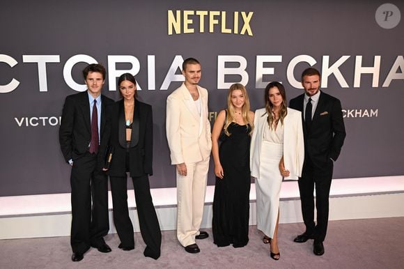 “Je me retrouve au milieu de l’anniversaire de Cruz, le fils de David Beckham. Il y avait un gâteau avec le logo du PSG et ils jouaient à FIFA sur l’écran du Royal Monceau”

Les célébrités arrivent à la première mondiale de 'Victoria Beckham' de Netflix au Curzon Mayfair, Londres. En vedette : Cruz Beckham, Jackie Apostel, Romeo Beckham, Harper Beckham, Victoria Beckham, David Beckham
