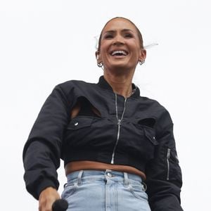 "Je vais repartir un petit peu dans l'ombre, parce que c'est bien aussi de faire un break, c'est bien de disparaître aussi !", a confié Vitaa, sur scène.

Vitaa lors du concert à l'occasion de l'opération "Vacances de OUF, journée des oubliés des vacances" pour les 80 ans du Secours Populaire au Champ-de-Mars à Paris le 20 août 2025. © Coadic Guirec / Bestimage