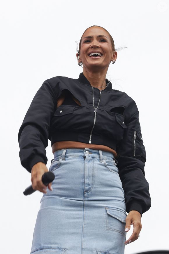 "Je vais repartir un petit peu dans l'ombre, parce que c'est bien aussi de faire un break, c'est bien de disparaître aussi !", a confié Vitaa, sur scène.

Vitaa lors du concert à l'occasion de l'opération "Vacances de OUF, journée des oubliés des vacances" pour les 80 ans du Secours Populaire au Champ-de-Mars à Paris le 20 août 2025. © Coadic Guirec / Bestimage