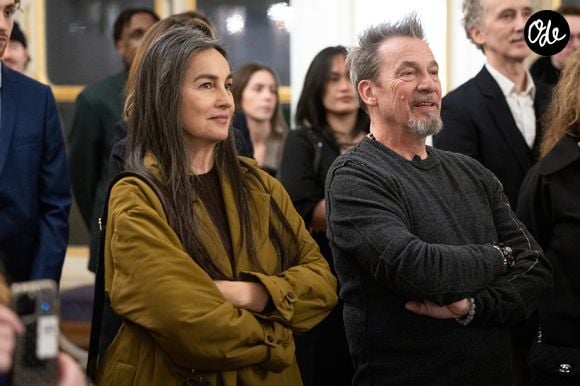 Azucena, son épouse, était d'abord réticente à l'idée de s'installer dans cette demeure entourée de douves.

Azucena Caamaño, Florent Pagny - Cérémonie de la remise de la médaille de chevalier de l'ordre des arts et des lettres à Alexandre Kirchhoff, PDG du label Capitol Music France par R.Dati au Ministère de la Culture à Paris le 9 janvier 2026.
Cyril Moreau / Bestimage