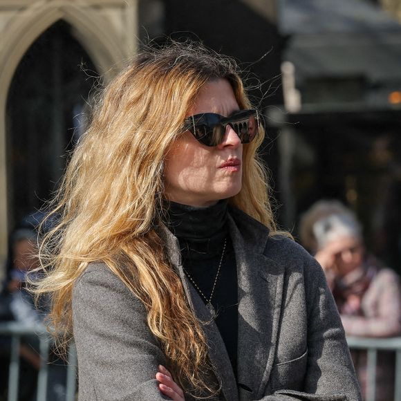Cécile Cassel aux arrivées des obsèques d'Emilie Dequenne au cimetière Père Lachaise à Paris, France, le 26 mars 2025. © Cyril Moreau/Bestimage