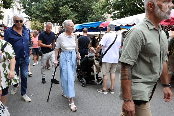 La reine Margrethe II de Danemark se rend comme tous les ans au marché de Cahors le 17 août 2024.
© Jean-Marc Lhomer / Bestimage