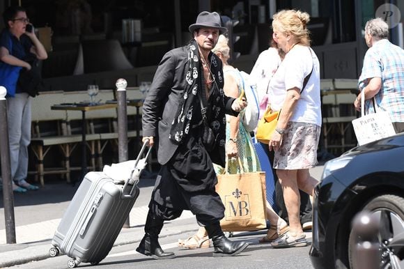 Francis Lalanne - J.L.Lahaye s'est marié en secondes noces avec sa compagne P.Aubin à la mairie du 18ème arrondissement de Paris, le 2 juillet 2025. © Agence / Bestimage