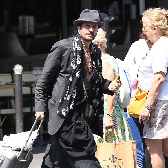 Francis Lalanne - J.L.Lahaye s'est marié en secondes noces avec sa compagne P.Aubin à la mairie du 18ème arrondissement de Paris, le 2 juillet 2025. © Agence / Bestimage