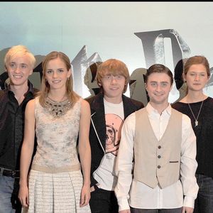 Une actrice emblématique de la série annonce attendre son deuxième enfant.

Photocall Harry Potter et le Prince de Sang-Mêlé à l'hôtel Claridges à Mayfair, Londres. Ici Sir Michael Gambon, Tom Felton, Emma Watson, Rupert Grint, Daniel Radcliffe, Bonnie Wright, Jessie Cave & Jim Broadbent.
Crédit : Davidson/GoffPhotos.com Ref : KGC-42