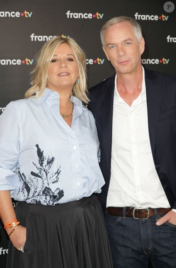 Flavie Flament et Julien Arnaud au photocall de la conférence de presse de rentrée de France Télévisions à Paris, France, le 4 septembre 2024. © Coadic Guirec/Bestimage