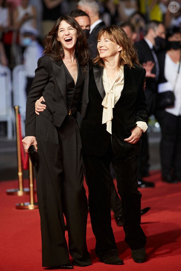 "C'est dévastateur la mort de son deuxième parent", partage l'actrice et épouse d'Yvan Attal.
Charlotte Gainsbourg et sa mère Jane Birkin (habillée en Céline) - Montée des marches du film «Jane par Charlotte» lors du 74ème Festival International du Film de Cannes. Le 7 juillet 2021
© Borde-Jacovides-Moreau / Bestimage
