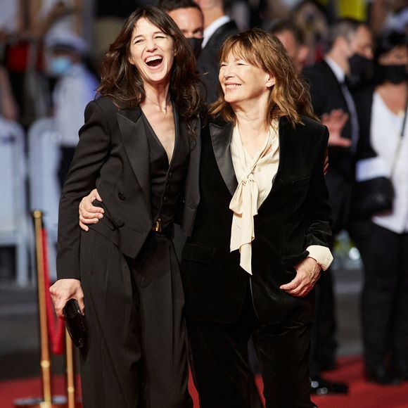 "C'est dévastateur la mort de son deuxième parent", partage l'actrice et épouse d'Yvan Attal.
Charlotte Gainsbourg et sa mère Jane Birkin (habillée en Céline) - Montée des marches du film «Jane par Charlotte» lors du 74ème Festival International du Film de Cannes. Le 7 juillet 2021
© Borde-Jacovides-Moreau / Bestimage