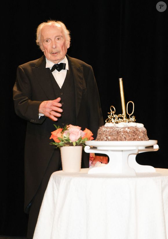 Dans une interview accordée à “La Dernière Heure”,  il fait des confidences émouvantes sur son état physique et moral.

 Popeck - Anniversaire surprise de Popeck à l'occasion de ses 90 ans sur la scène du théâtre de Passy à Paris le 18 mai 2025. © Coadic Guirec/Bestimage