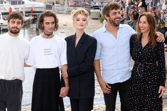 Clément Rémiens, Nicolas Anselmo, Catherine Davydzenka, Augustin Galliana et Vanessa Demouy de "Ici tout commence" - Festival de la Fiction de La Rochelle. Le 18 septembre 2021
© Jean-Marc Lhomer / Bestimage
